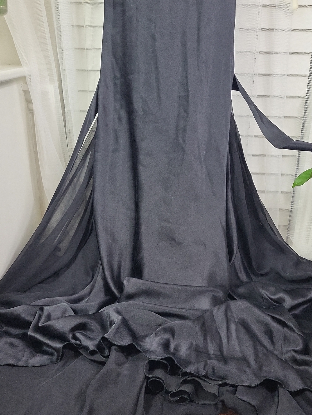 Outstanding Elegant Floor-Length Silk Evening Gown in Charcoal. Size 2 - Picture 6 of 13